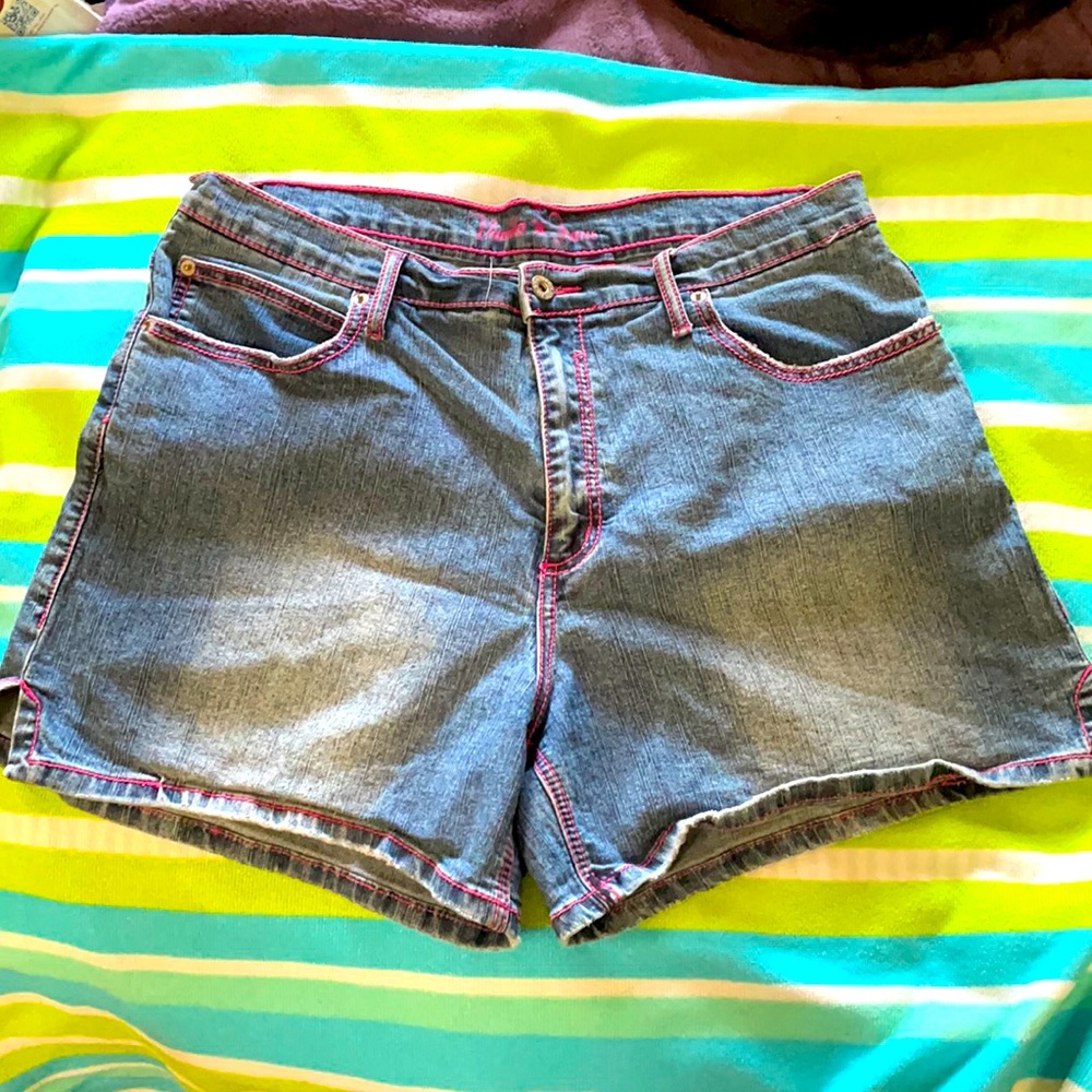 EUC Vanilla⭐️Jeans Shorts w/ Pink Stitching, Sz 20